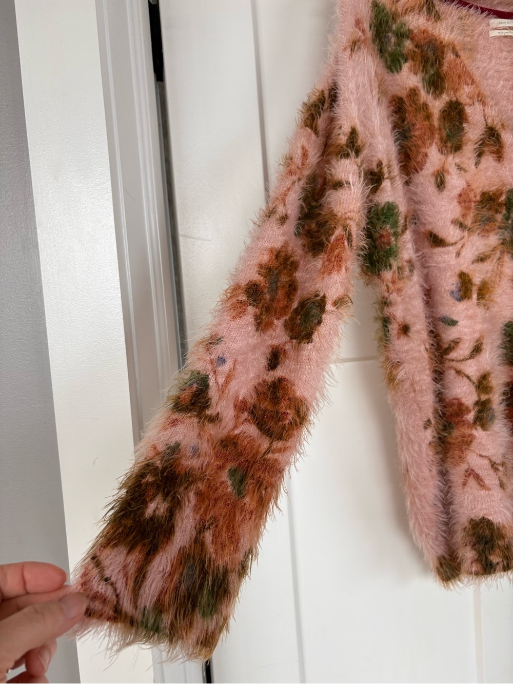 Urban Outfitters Women's Oversized Floral Fuzzy Soft V-Neck Sweater Size XS - Picture 9 of 13